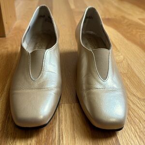 Magdesian women’s gold block heel pumps. Leather uppers. Size 6.5.